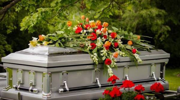 Chôn cất cụ bà xong xuôi, 9 ngày sau gia đình choáng váng khi quay lại viện dưỡng lão
