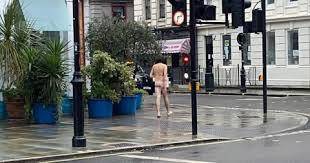 Lý do kỳ quặc sau việc người đàn ông khỏa thân dạo phố ở London