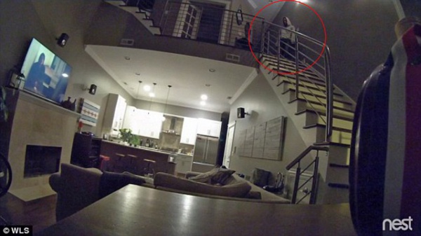 Kiểm tra camera thấy bạn gái đứng trên cầu thang giữa đêm, chàng trai hoảng sợ khi biết sự thật