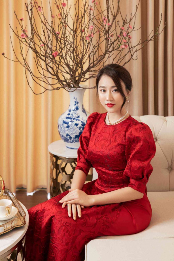 Nhà 6 tỷ mới tậu ở Sài thành ngập tràn sắc hoa Tết của Huỳnh Hồng Loan