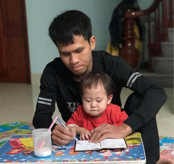 Danh tính và lời kể của nam shipper đỡ bé gái rơi từ tầng 12 chung cư Nguyễn Huy Tưởng