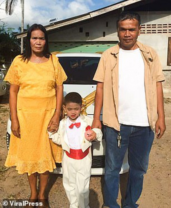 Cặp đôi 5 tuổi bị bố mẹ ép cưới để "giải nghiệp" khiến CĐM Thái Lan phẫn nộ