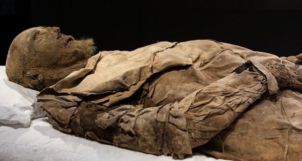Phát hiện xác ướp người đàn ông 300 năm tuổi với bào thai dưới chân và câu chuyện phía sau