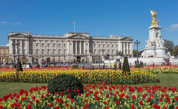 Nơi ở của nữ hoàng Anh và hoàng tế Philip rốt cuộc xa hoa đến mức nào?