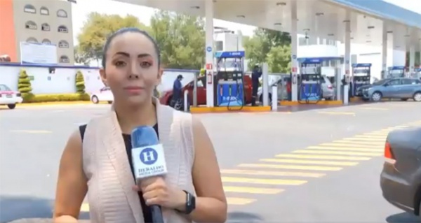 Nữ phóng viên dẫn tin ở trạm xăng, CĐM chỉ tập trung vào "vòng 3" của cô gái phía sau