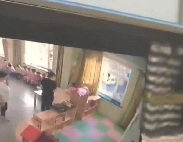 Bật camera xem con nhỏ ăn trưa, cha mẹ "rùng mình" phát hiện hành động tàn ác của cô giáo