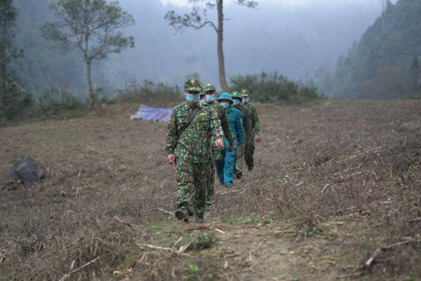 Đường dây “khủng” xuất nhập cảnh trái phép ở Lào Cai: Bất ngờ thôn đội trưởng là kẻ cảnh giới
