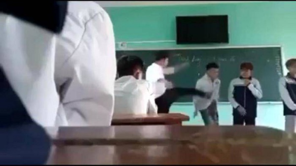 Choáng với clip thầy giáo ở Bắc Giang “chửi bới, bạt tai, lên gối học sinh”