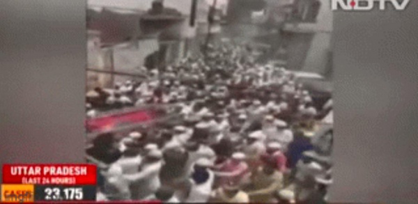 "Biển người" không đeo khẩu trang đưa tang giáo sĩ Ấn Độ giữa lúc dịch COVID-19 hoành hành