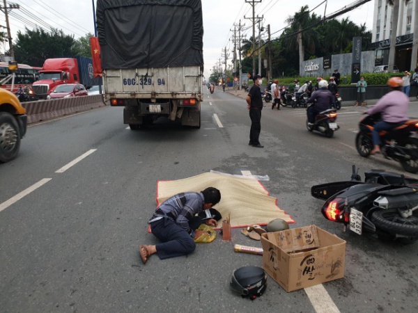 Vợ tử nạn dưới bánh xe tải, chồng đau đớn ôm vợ ngồi khóc giữa đường