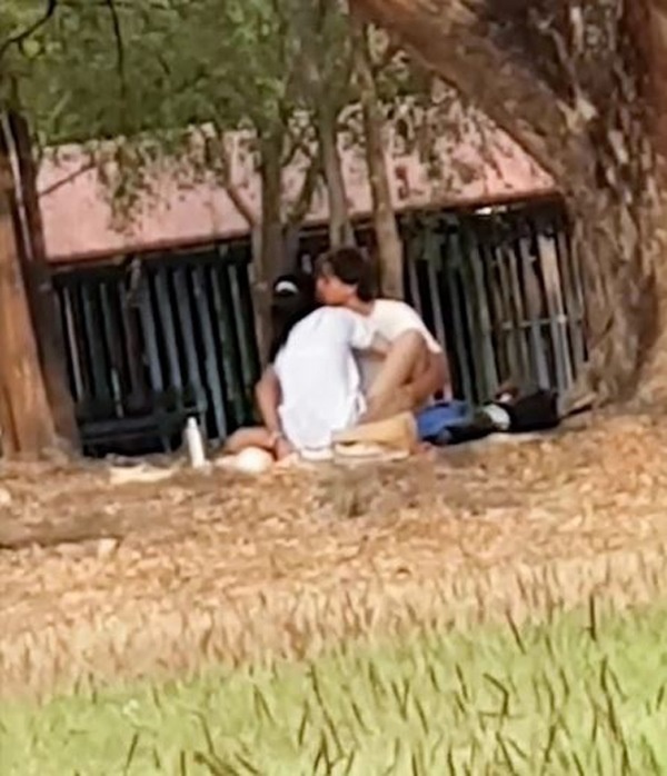 Cặp đôi trẻ gây bức xúc khi "mây mưa" giữa công viên, trước mặt nhiều gia đình và trẻ em
