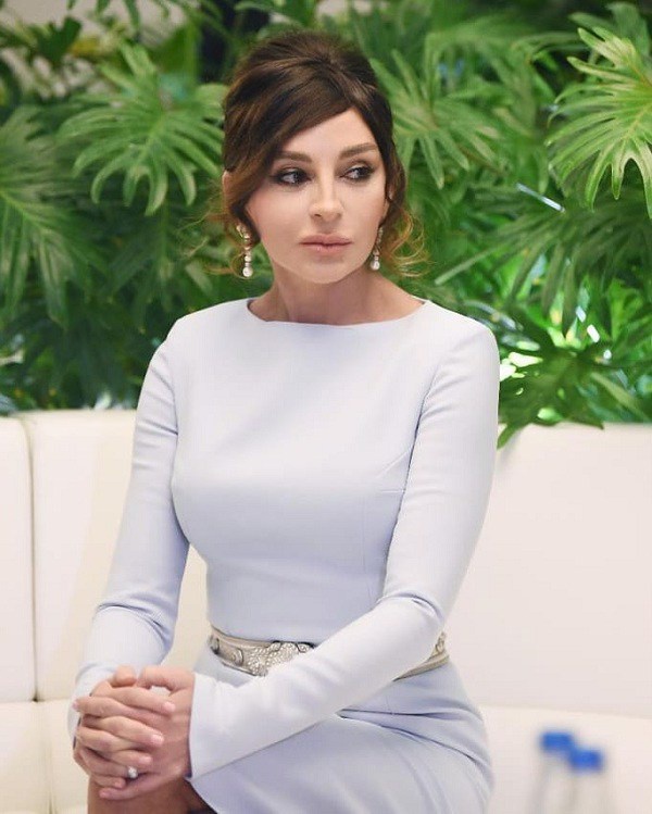 Chất như Đệ nhất phu nhân kiêm Phó tổng thống Azerbaijan: Diện đồ gì trông cũng sang trọng, quyền lực
