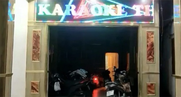 SỐC: 2 cô gái khỏa thân trong quán karaoke ở TP Biên Hoà để phục vụ 20 khách