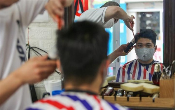 COVID-19 21/6: Quán cắt tóc, gội đầu, dịch vụ ăn uống trong nhà ở Hà Nội hoạt động trở lại