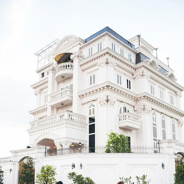 Mỹ nhân Việt giàu có ở nơi nguy nha như cung điện, tới sân thượng cũng hơn người