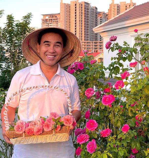 MC Quyền Linh ở nhà nghỉ dịch, đi dép tổ ong tưới cây, lên sân thượng hái hoa cho vợ