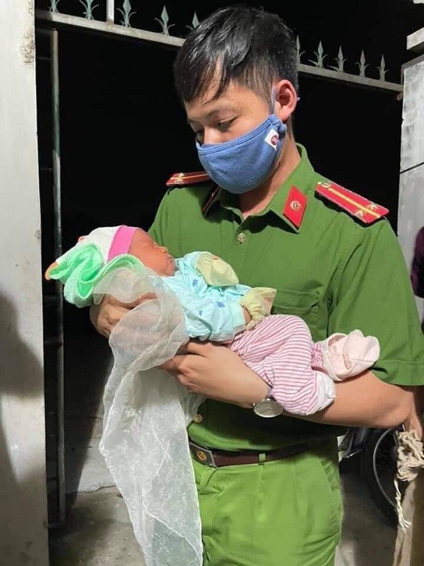 Mẹ đơn thân bỏ con trai nặng 3.7kg ở vệ đường Hà Nội, mong ai có duyên gặp nuôi giúp