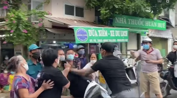 Hà Nội: Sang phường khác đi chợ không có phiếu, hai vợ chồng gây rối, đòi “thông chốt” kiểm dịch 