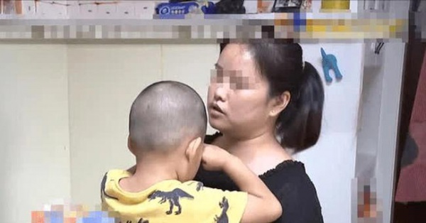 Thuê bảo mẫu trông con trai 3 tuổi, người mẹ kinh hoàng phát hiện hành vi mất nhân tính