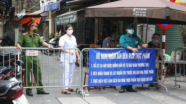 Hà Nội: Hàng chục ca nhiễm liên quan đến công ty thực phẩm, phong tỏa một con ngõ trong đêm