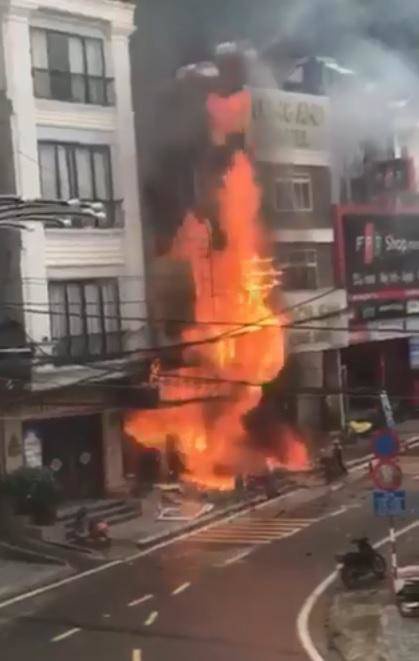 Cửa hàng gas ở Sa Pa bốc cháy dữ dội, nhiều tiếng nổ lớn phát ra