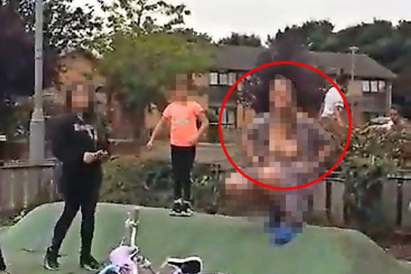 Ra công viên tụt áo, lộ ngực trước mặt nhóm trẻ em, người phụ nữ bị chỉ trích mạnh mẽ