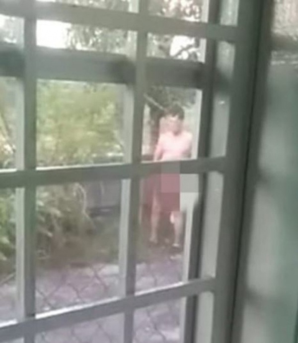 Vợ qua đời, người đàn ông làm chuyện biến thái trước cửa nhà cô hàng xóm suốt 2 năm