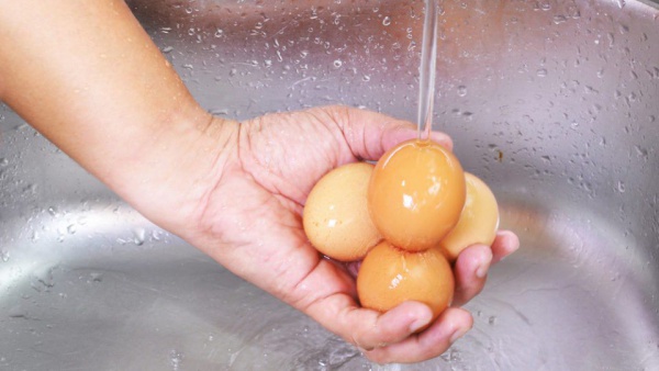 Chần trứng, thật sai lầm khi thả luôn vào nước sôi, thêm động tác này trứng ngon không sủi bọt