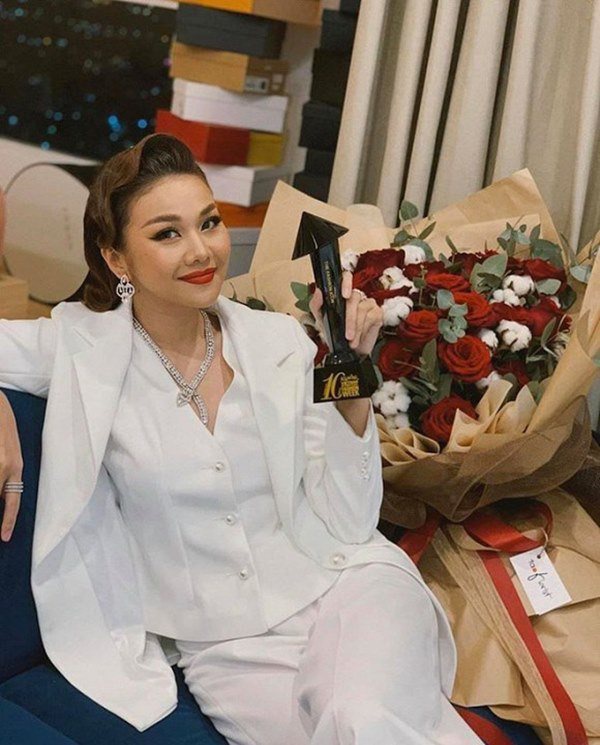 Bên trong nhà của 2 siêu mẫu Việt: Thanh Hằng sang chảnh, "chị đại" mới cưới chồng gây bất ngờ