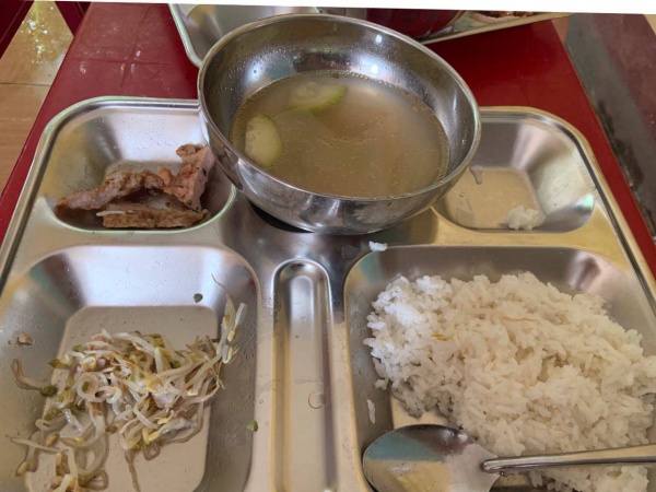 Phụ huynh trường tiểu học “chảy nước mắt” với bữa ăn bán trú của học sinh lớp 2