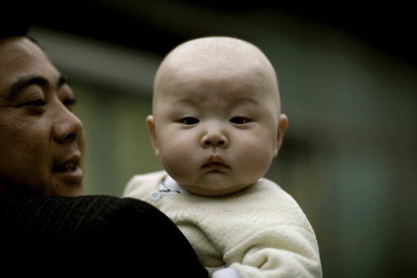 Mốt mới ở TQ: Cha mẹ đua nhau dùng thiết bị thần kỳ nắn đầu con mới sinh