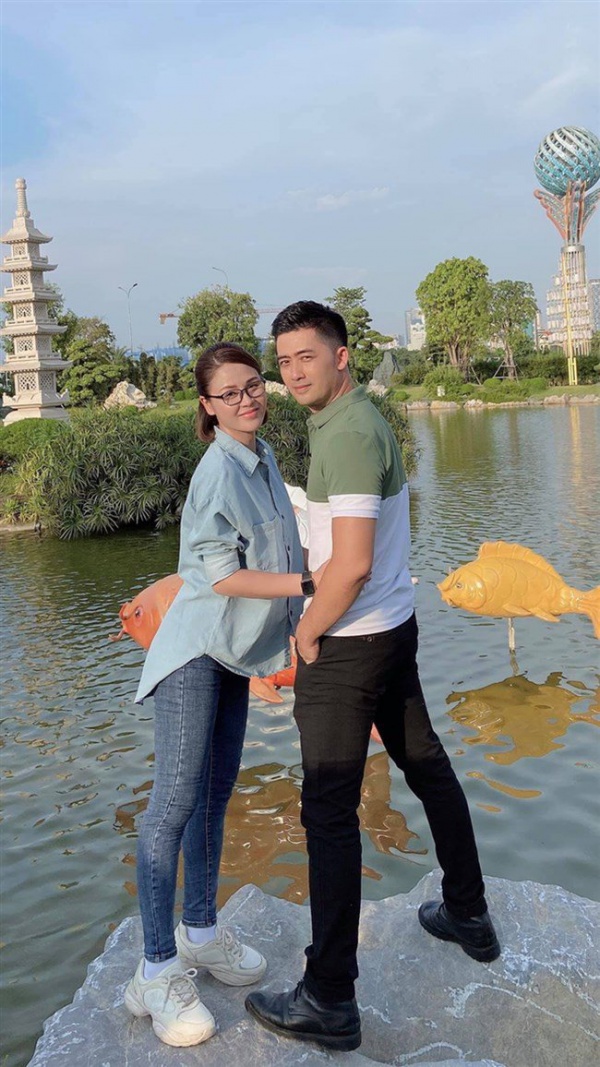 Đời tư kín tiếng bên vợ trẻ đẹp của người đàn ông mà Lương Thu Trang "tán mãi không đổ"