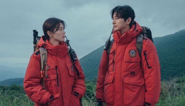 Mốt chị đẹp yêu "phi công" trong phim Hàn: Song Hye Kyo yêu trai kém 11 tuổi chưa là gì