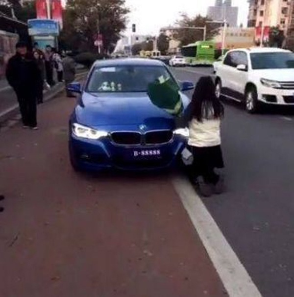 Cô gái quỳ trước xe BMW hét: "Em yêu anh, không yêu tài sản", chàng trai phản ứng bất ngờ