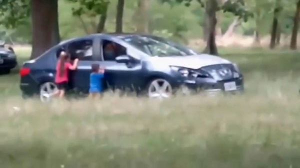 Hai đứa con bị đuổi ra khỏi ôtô để mẹ và bạn trai "ân ái" bên trong gây phẫn nộ