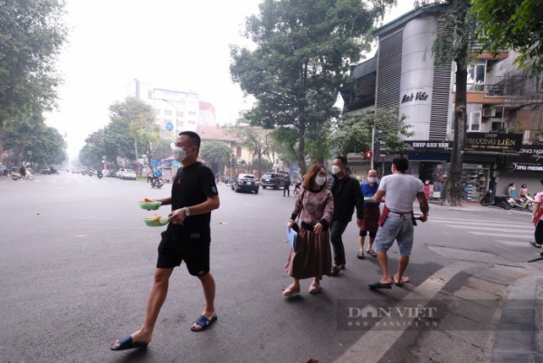 COVID-19: Quán phở nổi tiếng Hà Nội ở vùng cam "lách luật", bê phở sang "vùng vàng" bán cho khách