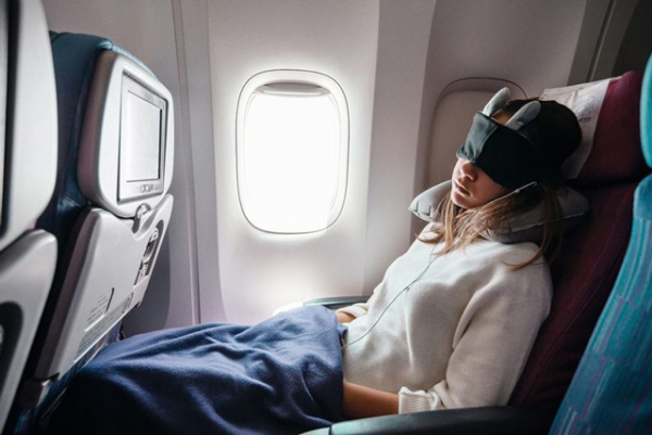 Đang ngủ trên máy bay thì thấy "bàn tay lạ" xoa ngực, người phụ nữ choáng nặng khi tỉnh dậy