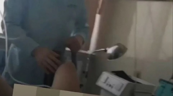 Bác sĩ livestream trong phòng phẫu thuật, quay trực tiếp vào "vùng bên dưới" nữ bệnh nhân gây phẫn nộ