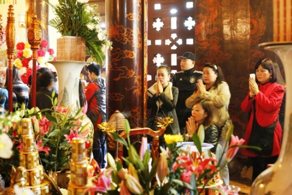 Đi lễ chùa Rằm tháng Giêng không dâng tiền mã, không cài tiền thật vào mâm lễ cúng Phật