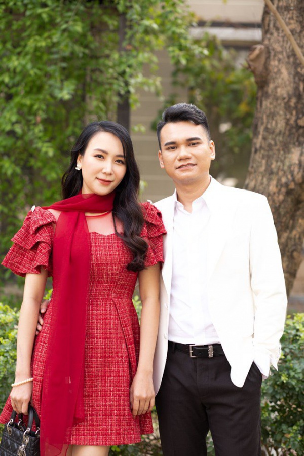 Khắc Việt và vợ xinh khiến khán giả "lụi tim" ngày Valentine