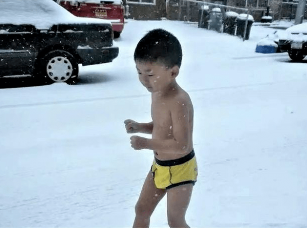 Bé trai bị ép cởi trần chạy dưới mưa tuyết: Lập 11 Kỷ lục Guinness, 9 tuổi vào đại học