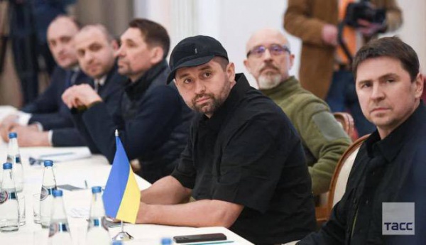 Người đàn ông đội mũ lưỡi trai ngồi giữa bàn đàm phán Nga – Ukraine là ai?