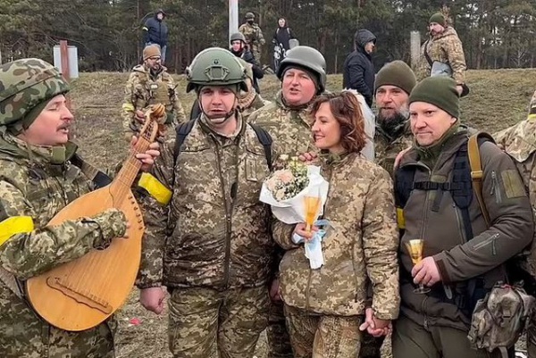 Đám cưới thời chiến Ukraine: Không có váy cưới và nhẫn, đồng đội là người làm chứng