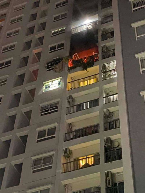 TP.HCM: Chung cư bốc cháy dữ dội, 2 mẹ con nhảy từ tầng 10 xuống đất tử vong