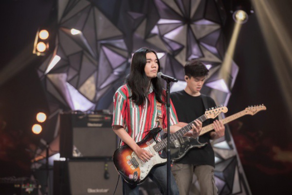 Phạm Anh Khoa "chơi lớn" tặng đàn cho thí sinh ngay trên sân khấu Rock Việt