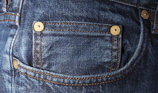 Tác dụng của những chiếc đinh tán trên quần jeans, ngỡ chỉ để trang trí nhưng sự thật khác xa