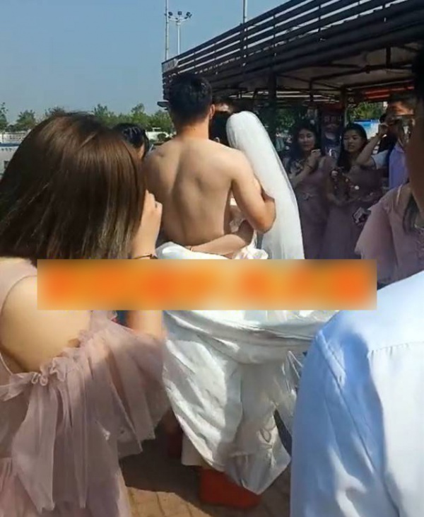 Chú rể bị lột trần trong ngày cưới, cô dâu nhanh trí lấy váy che chắn để tránh "lộ hàng"