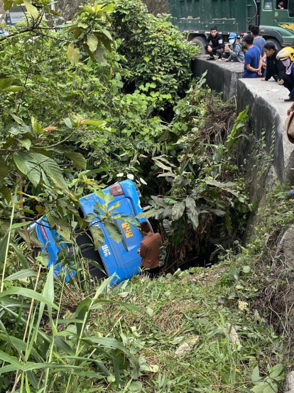 Xe khách chở 30 người rơi xuống vực tại Tam Đảo