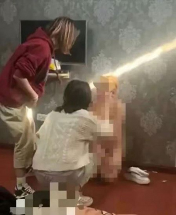 Người phụ nữ bị lột trần, đánh đập không thương tiếc trong khách sạn, nghi bị đánh ghen vì cướp chồng người