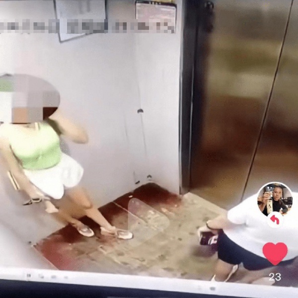 Cặp vợ chồng thân mật trong thang máy, "muối mặt" khi bị bảo vệ tung video lên mạng